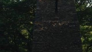 小高い丘の上にある