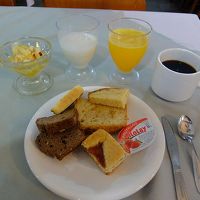 朝食付きでないよりは良かったが，貧弱だった．