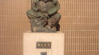 恵比寿駅西口にひっそりと建っています