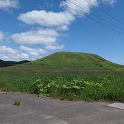 牛の文字がある草だけの山