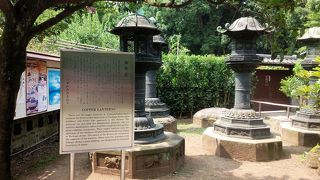 上野東照宮の境内にあります。