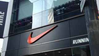人気のナイキさんなので店員さんがつかまりにくいです!!