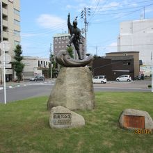 何故か今治駅前には【猿飛　佐助像】が。