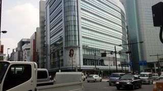 渋谷や原宿に比べて年齢層が高め。