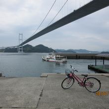 馬島から連絡船、来島海峡大橋を臨む