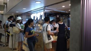 行列の出来るシュークリーム店