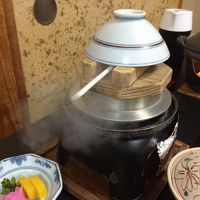 ごはんもその場で炊きます。