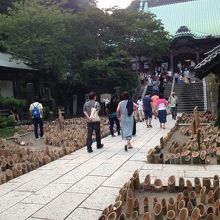 龍口寺の境内に並んだかけの灯篭