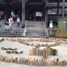 本堂の前の灯篭