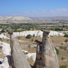 中央の岩は背が低い
