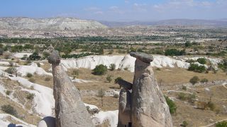 身を寄せ合う3つの奇岩