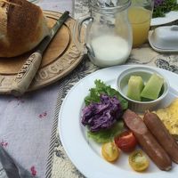 朝食には天然酵母の焼きたてパンと八ヶ岳農場の牛乳も