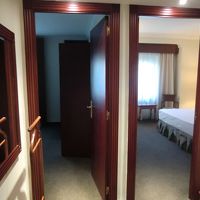 寝室とソファーのある部屋の2部屋