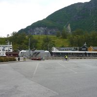 列車の向こうがこのホテルです