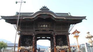 仲見世の前にある門