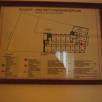 部屋の避難経路図。角部屋で広い部屋でした。