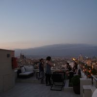 サグラダファミリアを眺めながら飲み会をしています。