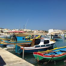 カラフルな船たち