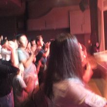 会場・」ステージ一体！