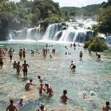 滝壺で泳ぐ人々