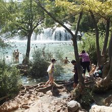 滝壺に入る人々