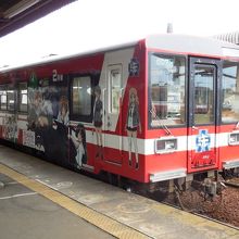 停車中の大洗鹿島線の車体にも。