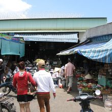 この奥で肉や魚を扱っているよう（同行者に拒否られた・・・）