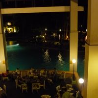 ラウンジバー。プールを見ながら、ゆったりとお酒が飲めます！