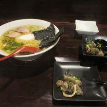 ラーメンとカメの煮込み