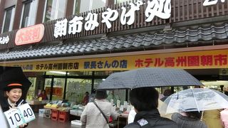 ツアーで連れて行く土産物店でこんぶ茶で歓迎