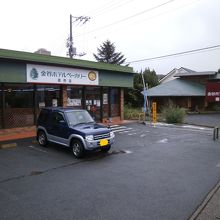 入口です。メインの道路に看板があります。