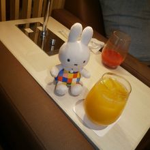 飲み物中心ですが、国内線ですから充分だと思います。