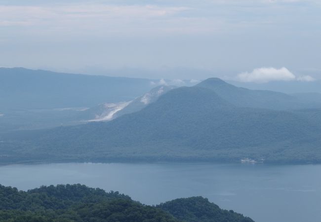 屈斜路湖や付近の山並みが楽しめます