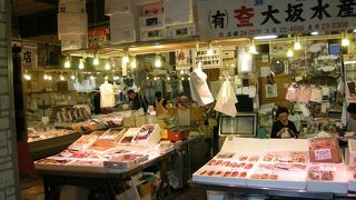 小さな地元の朝市