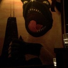 巨大なモンスターパグが描かれた壁