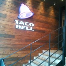 道路から階段あがり入口