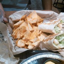 セットの付け合せはポテトかナチョスをえらべます