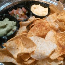 ナチョスプレート３種類のディップ付き