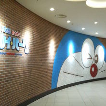 国際線の出発口へ向かう通路沿いにあります。