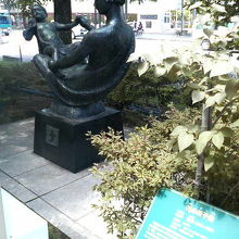 ゆりかごのようなポーズです。