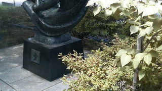 ゆりかごのようなポーズの女性像です