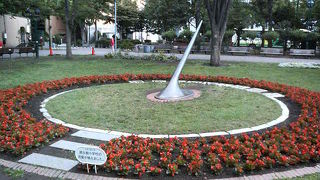 地元の生徒さんが植えた花壇の中央にあります