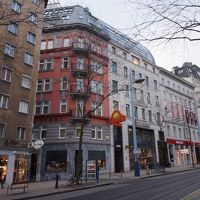 中央左がホテルです。