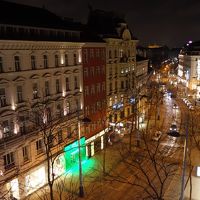 バルコニーからみる、夜のマリアヒルファー通り
