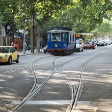 停留所に到着するトラム。