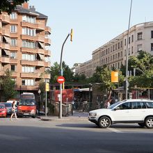 カタルーニャ鉄道の駅を上がった向かいに停留所があります。