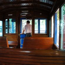 車内は木の椅子。