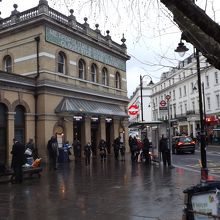 赤い丸の中央に白地の「UNDERGROUND」が駅のマーク