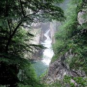 シュコツィヤン鍾乳洞の大渓谷を作り上げた川