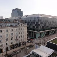 大きな建物がミッテ駅です（駅のホームは地下にありますが）